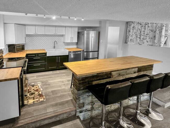 Building Photo - 2 Bedroom, 1 Bath on Peak 8! Updated unit, ground floor, great location!  Heat included!