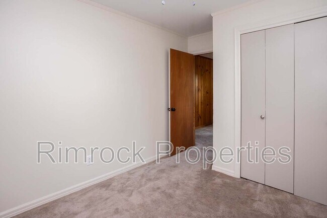 Building Photo - 2500 Durwood Rd