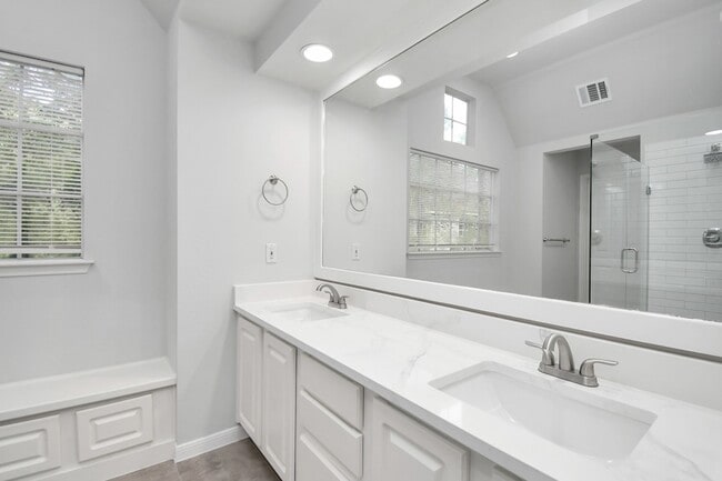 Building Photo - 60 Lakeridge Ct