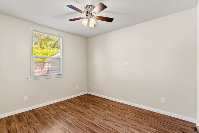 Building Photo - Modern 2 Bedroom in Alameda w/ Parking!