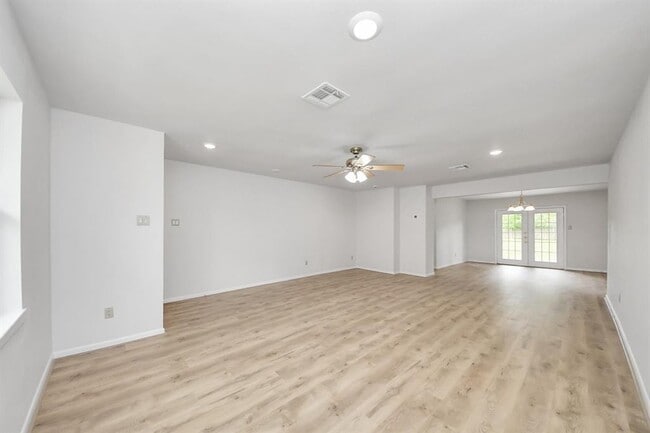 Building Photo - 9615 Meadowvale Dr