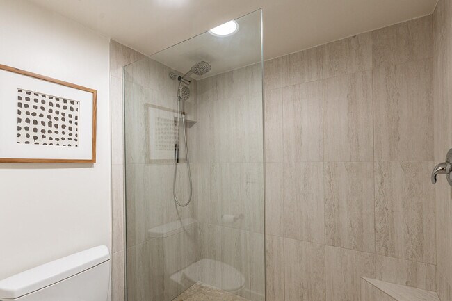 Building Photo - 1820 E Morten Ave