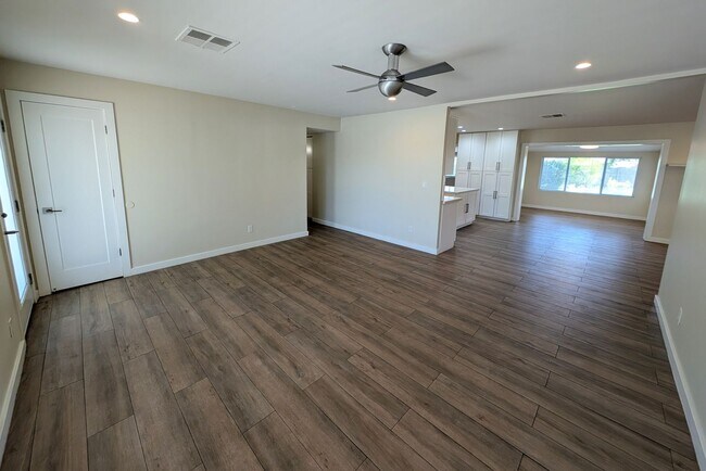 Building Photo - 4 Bedroom Home in Tempe Gardens Near E Sou...