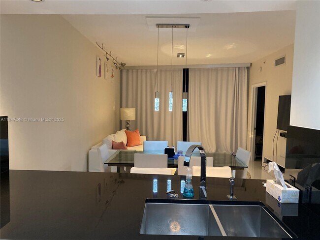 Building Photo - 17121 Collins Ave