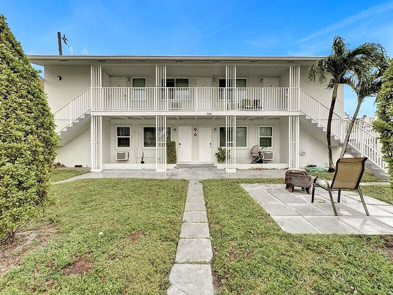 Building Photo - 906 N Riverside Dr