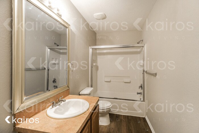 Building Photo - 1621 Vineridge Ln