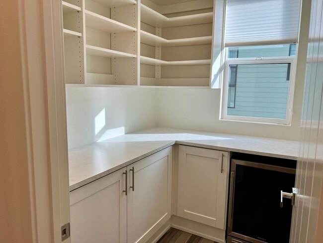 Building Photo - Exclusive Executive Condo in the Heart of ...