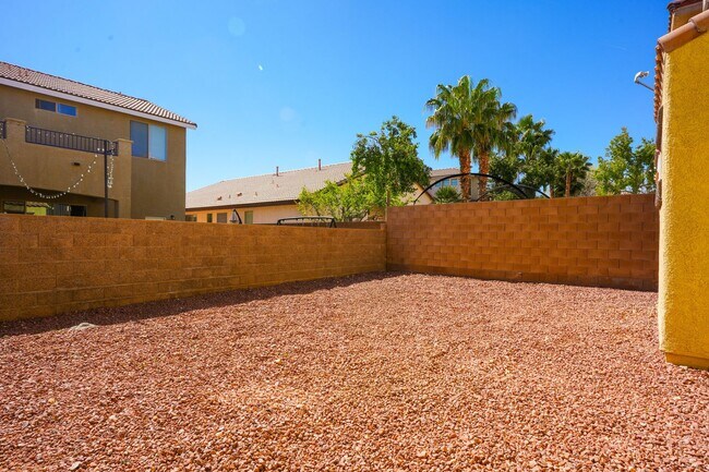 Building Photo - 3 Bed / 2.5 Bath Townhome with Loft, 2 Car Garage & Spacious Backyard – Southern Highlands