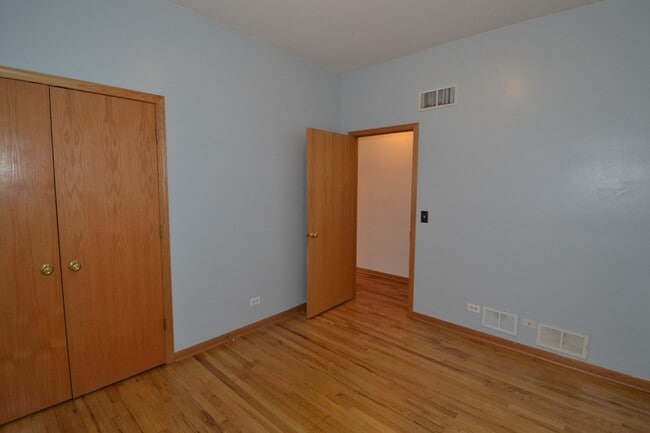 Building Photo - Pet Friendly 3 Bed 2 Bath Top Floor Unit