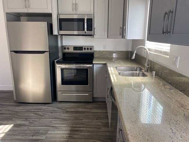 Building Photo - Beautiful appartment, 2/1.5 with AC  & Pri...