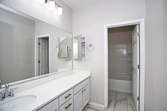 Building Photo - 947 E Ladbroke Way