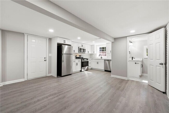 Building Photo - 5901 Ridge Dr SE