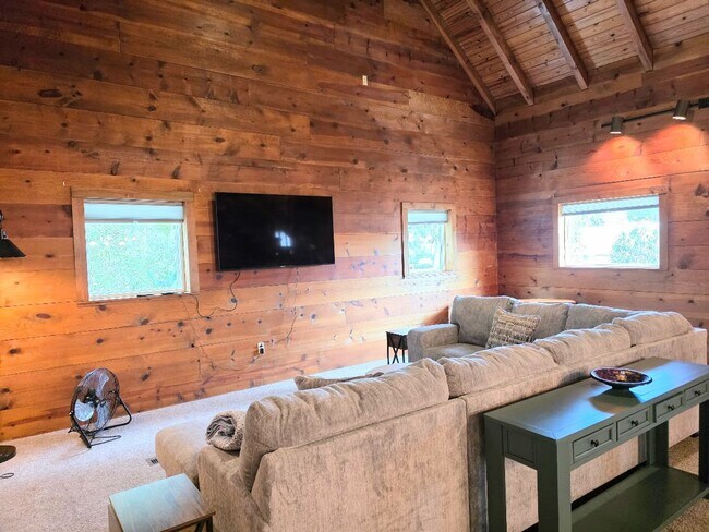 Building Photo - Cozy Coastal Retreat!