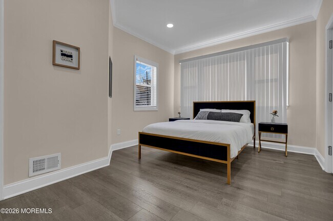 Building Photo - 11 E 43rd St