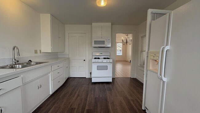 Building Photo - 256 Nordina St