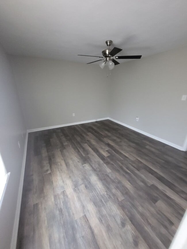 Building Photo - 3 bdroom 1.5 bath off Tobacco Rd