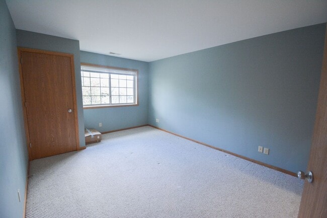 Building Photo - Beautiful 2 bed Condo In NE Rochester!