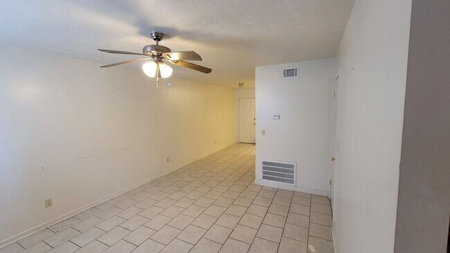 Building Photo - 2 Bedroom • 1.5 Bath • Townhouse Style Apa...
