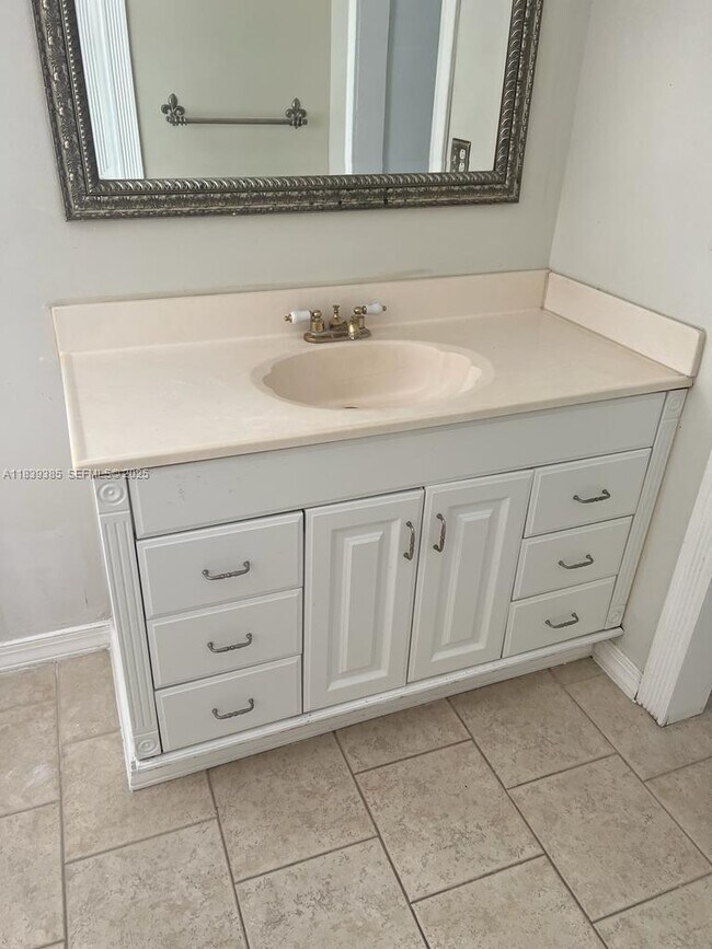 Building Photo - 641 Executive Center Dr