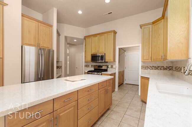 Building Photo - Stunning 3-Bedroom Home with Private Backy...