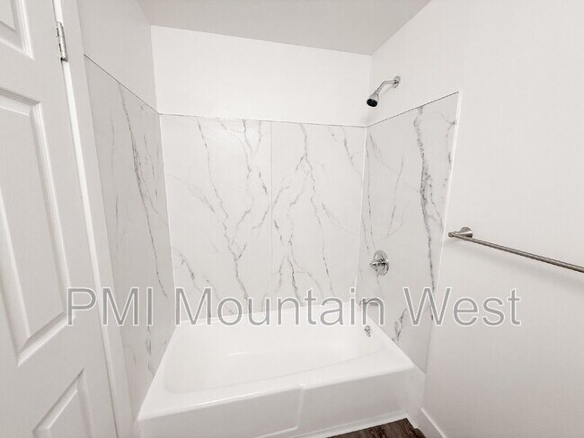 Building Photo - 1011 Claremont Dr