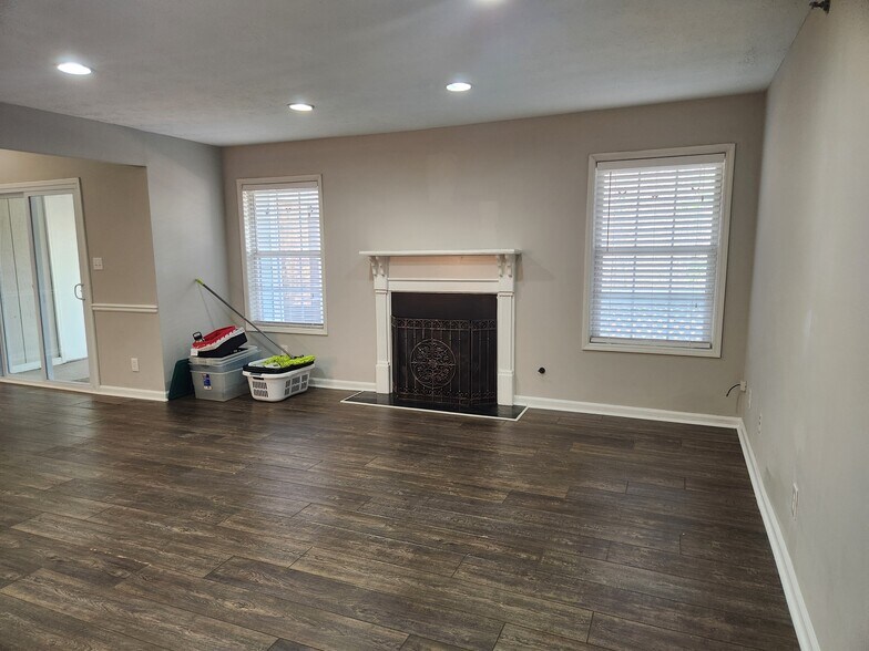 Building Photo - 4000 Riverlook Pky SE