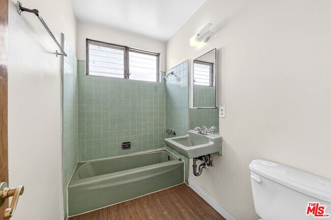 Building Photo - 304 E 95th St