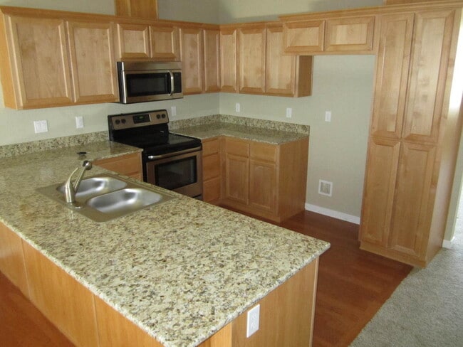 Building Photo - Charming 3 Story Town Home for Rent