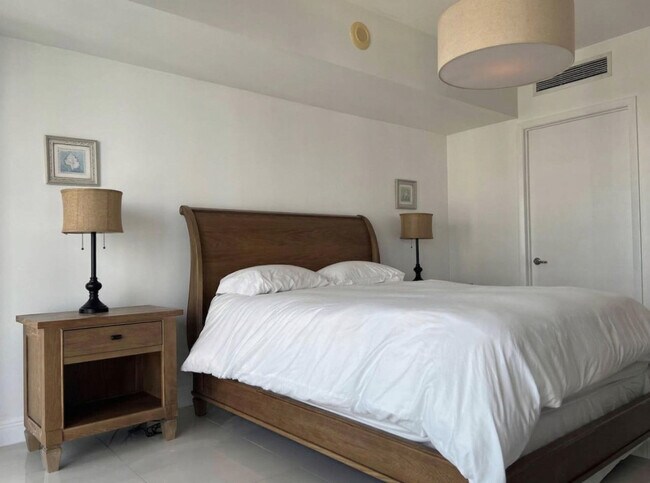 Building Photo - 485 Brickell Ave