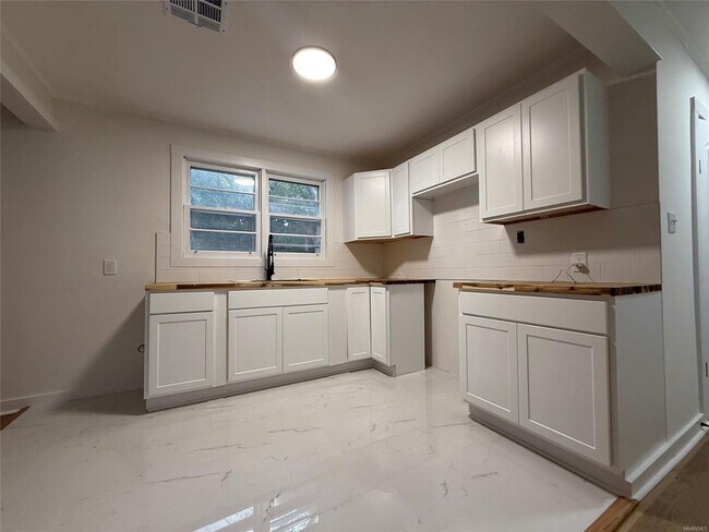 Building Photo - 308 Nottingham Rd