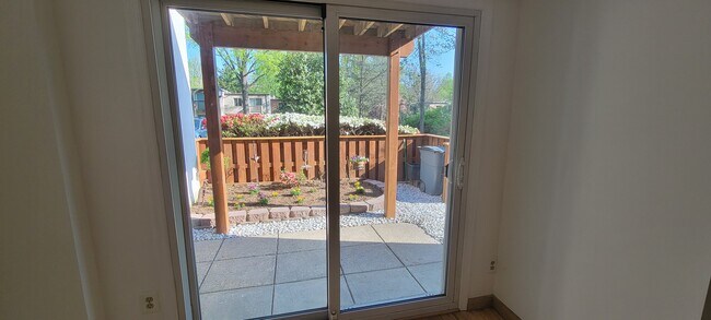 Front view from ground level - 1632 Valencia Way