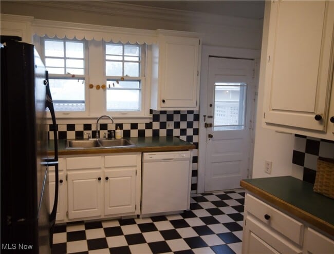 Building Photo - 30 Casterton Ave