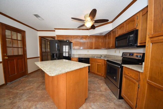 Building Photo - Very nice 3 bed 2 bath home near E. Holmes...