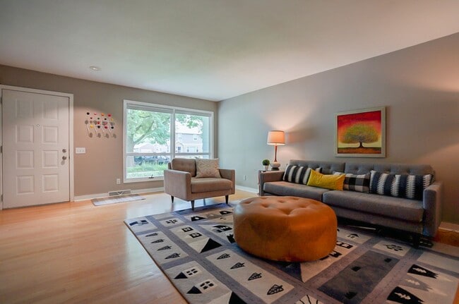 Building Photo - Charming West Side Single Family Home with Mid Century Modern feel