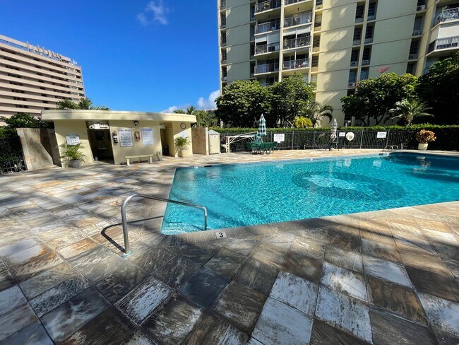Building Photo - Gorgeous renovated high-floor apartment in great building.