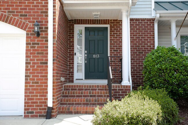 Building Photo - 813 Saratoga Dr