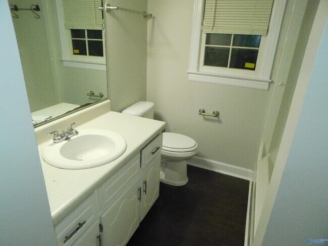Building Photo - 2111 Epworth Dr NE