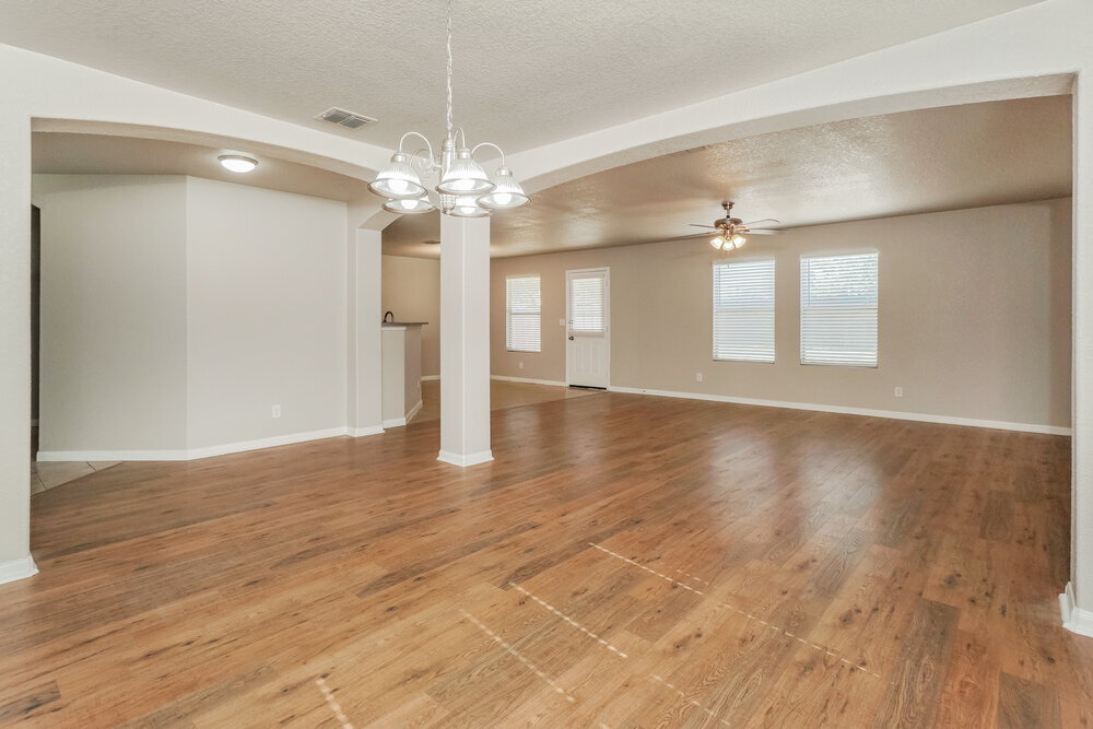 Building Photo - 10319 Royal Estate