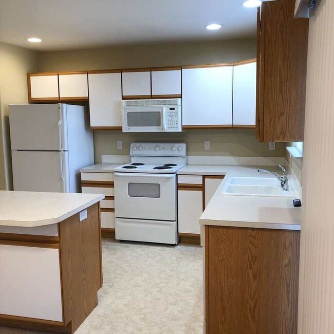 Building Photo - 1973 SW Canyon Dr