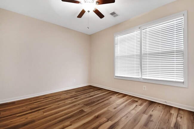 Building Photo - Pet Friendly Three Bedroom!