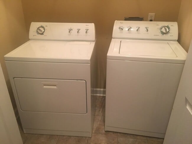 Building Photo - Eagle Landing - End Unit!