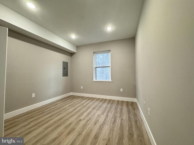 Building Photo - 646 W Huntingdon St