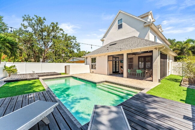 Building Photo - Experience Elegance and Comfort: Spacious ...