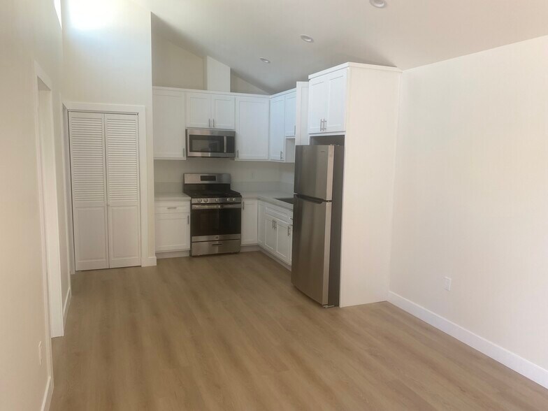 Building Photo - 2916 E 10th St