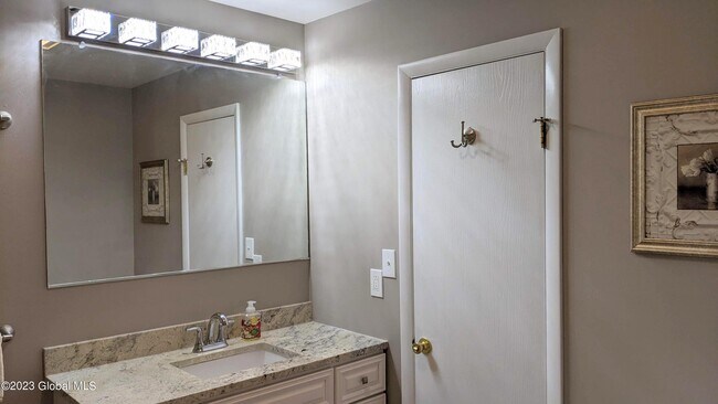 Building Photo - 1006 Greenwich Dr