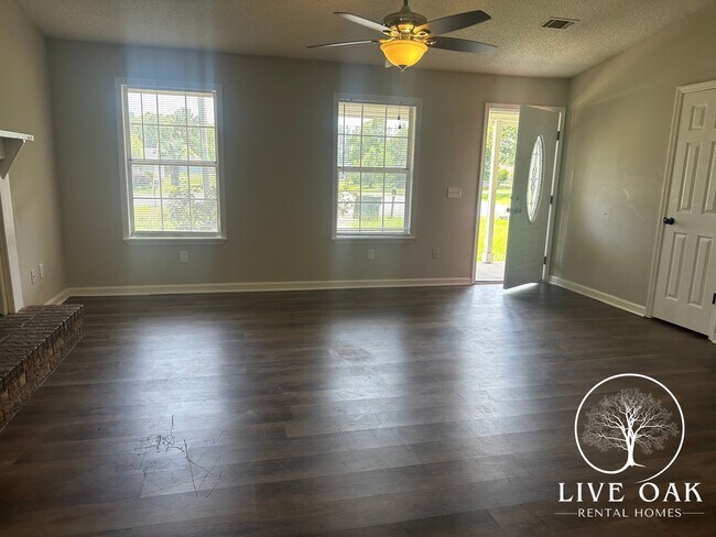 Building Photo - MOVE IN SPECIAL: $500 OFF 1ST MONTH'S RENT!**