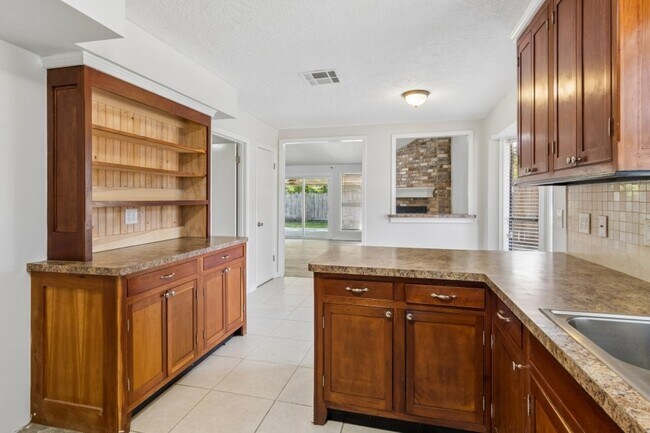 Building Photo - 6915 La Mirada Dr