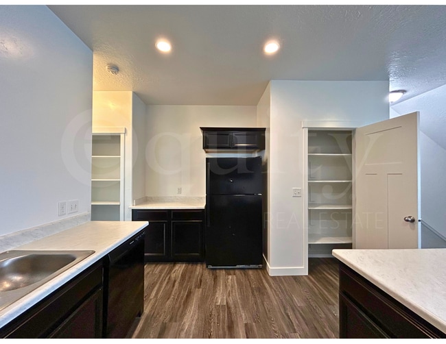 Building Photo - 674 E 380 N