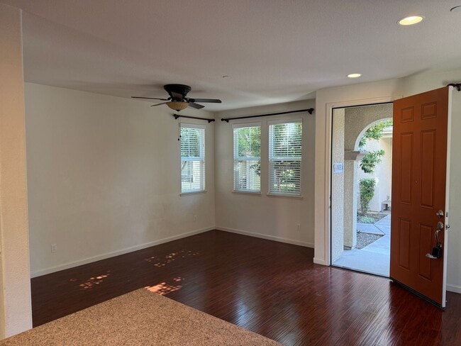 Building Photo - MODERN NEWER 3 BEDROOM 2 STORY FAIRFIELD *...