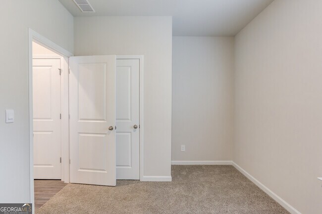 Building Photo - 1325 Lyon Wy Dr